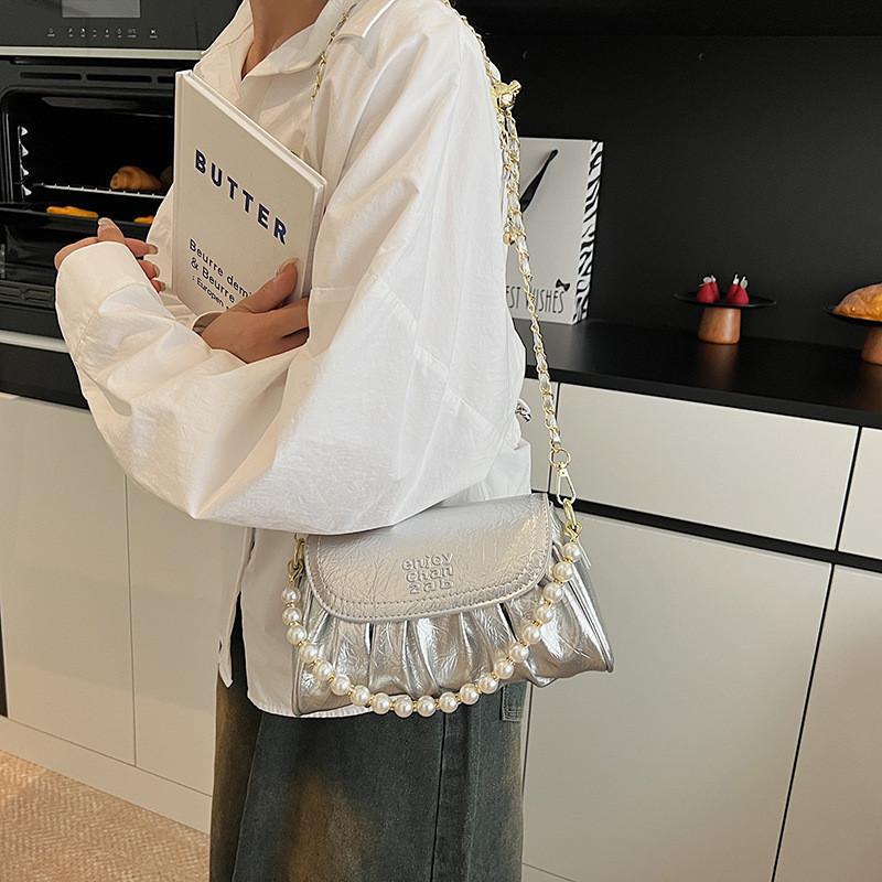 Clutch aus PU-Leder mit Kettenverzierung und Perlenapplikationen – das perfekte Accessoire für jeden Tag