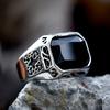 Punk Vintage Rechteckige Ringe mit Schwarzem Stein Edelstahl Cooler Mode Ring mit Gravur für Männer Frauen Amulett Schmuck Geschenke