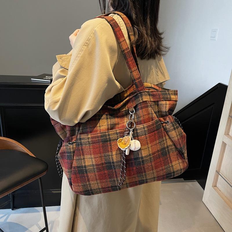 Plaid tote bag women's large-capacity new autumn and winter versatile pleated shoulder bag class commuter bag