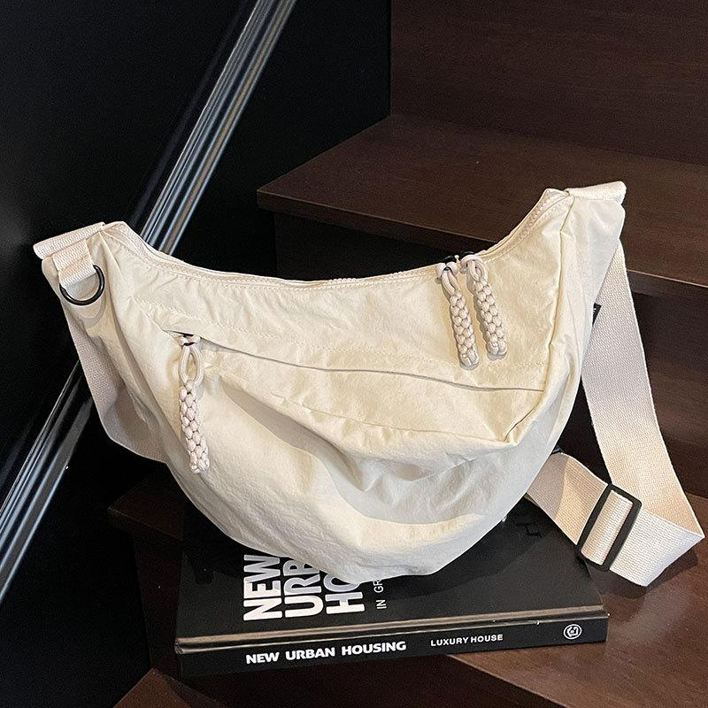 

Casual Lightweight and Sporty Dumpling Bag A Versatile Crossbody Bag for Commuting and Travel small чорний