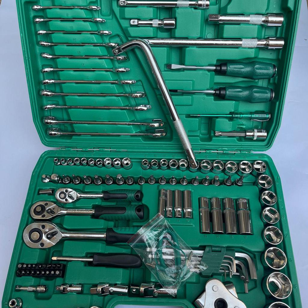 32-Piece Socket Wrench Car Repair Tool Set - Combination Kit