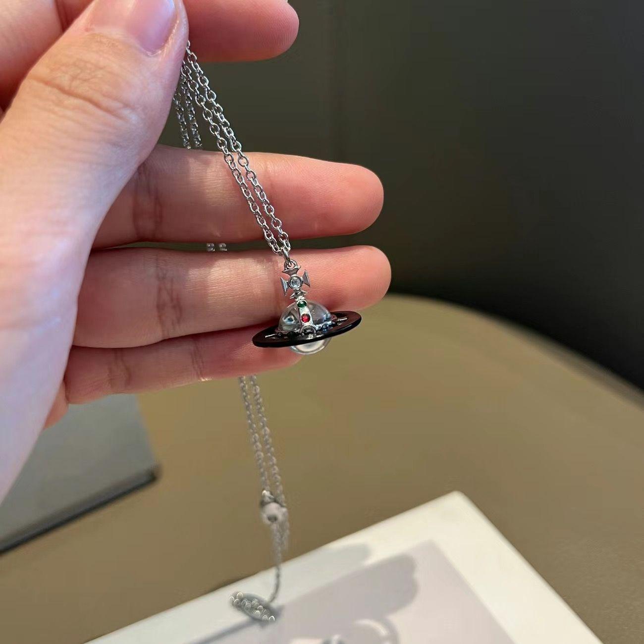 

Кольє-чокер Westwood Saturn: Висока версія, середній розмір, жіночі намистини 10 мм, застібка з логотипом. Detail with Complete Three Logos