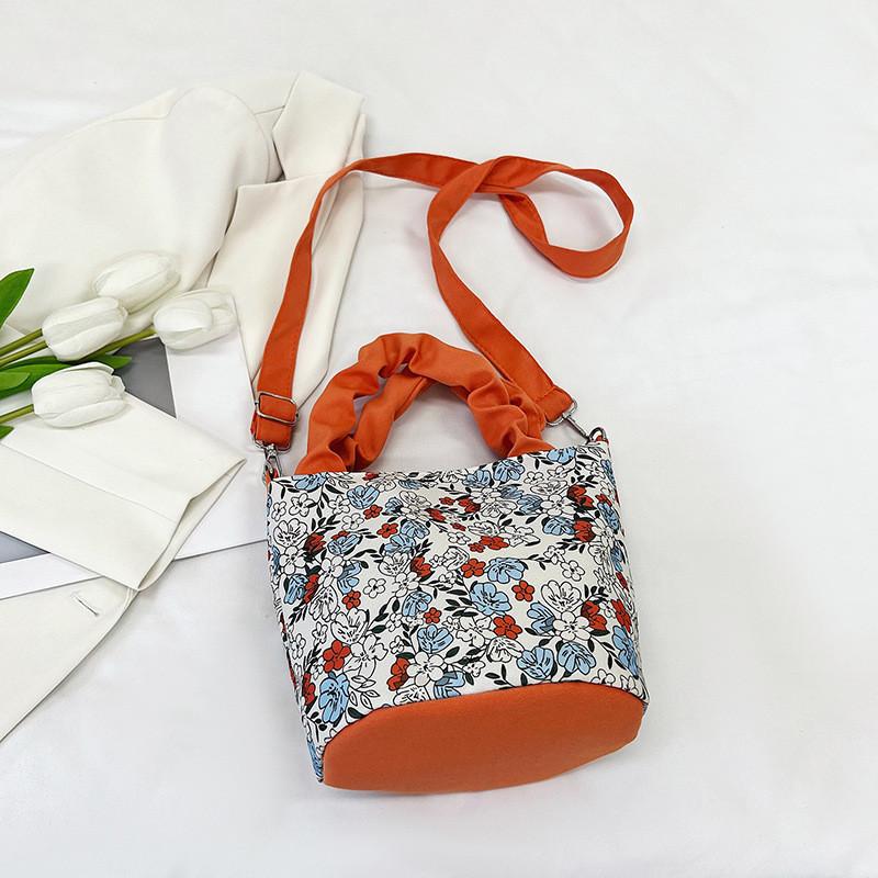 

Stylish Cartoon Design Bucket Bag With Soft Nylon Material Perfect For Casual Outings білий