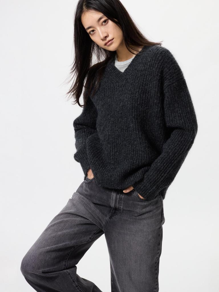 Uniqlo Fluffy V Neck Sweater