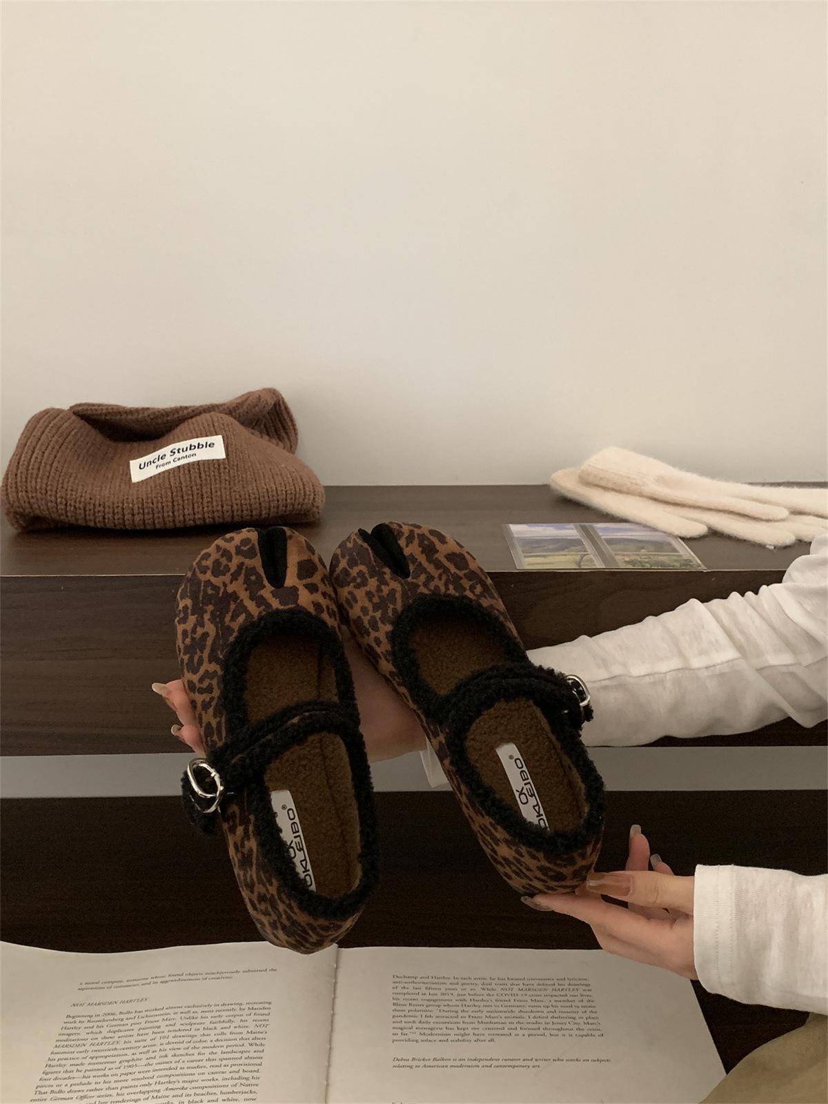 

Flat-bottomed leopard print Mary Jane single shoes women s 2025 new autumn and winter fluffy shoes retro plush warm split-toed pig s trotters 39 леопардовый