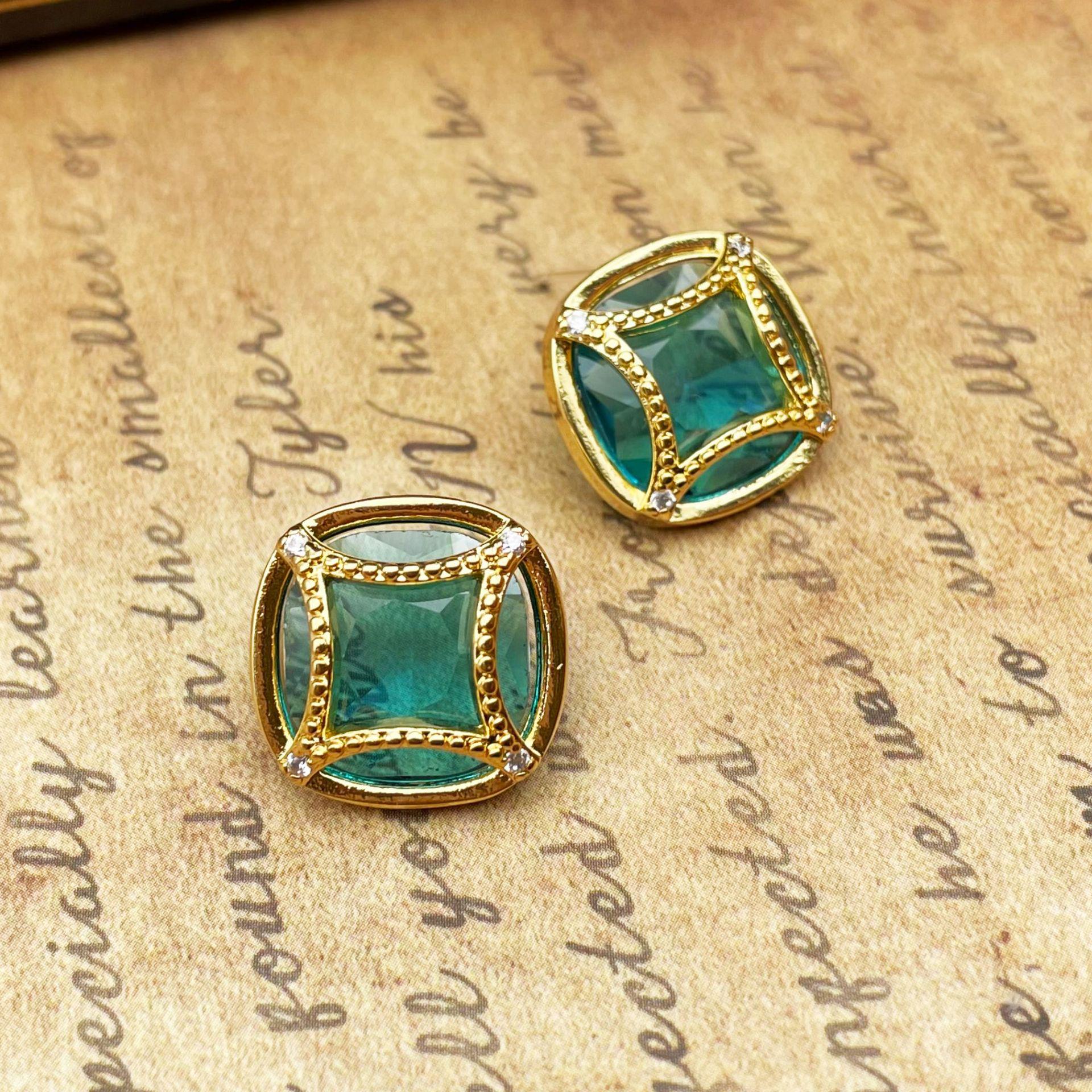 

Вдохновленные древностью китайские серьги-пусеты с кристаллами циркона