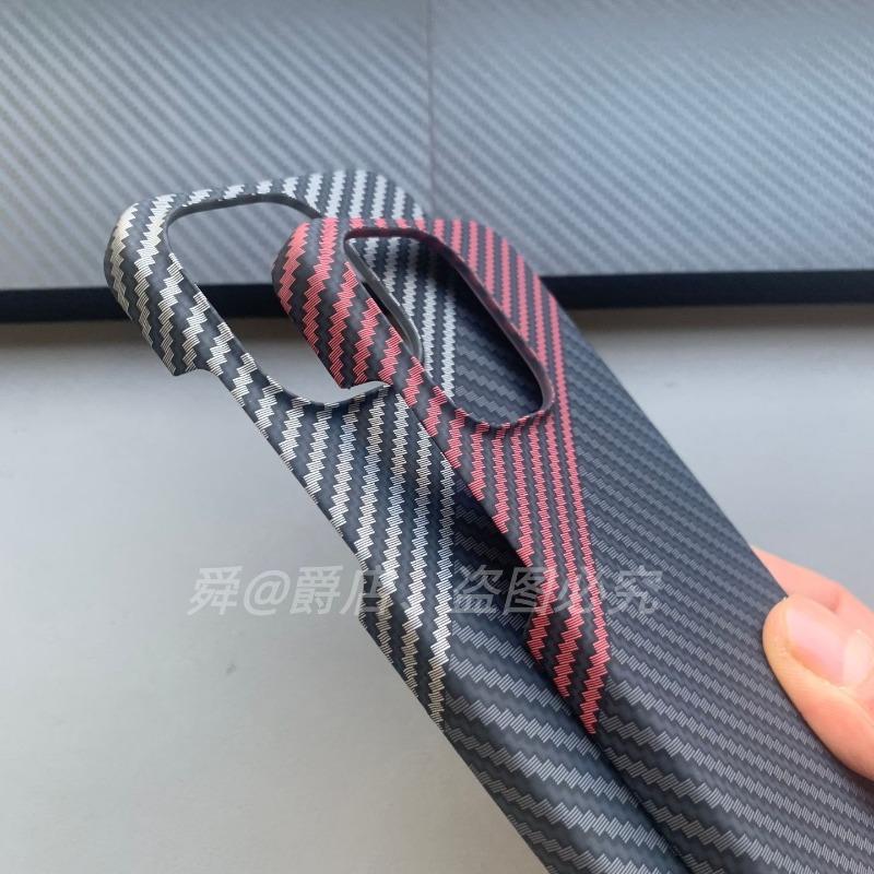 Für OPPO Reno 15 Pro Hülle Einfaches Mattes Karbonfaser-Muster Gestreifte Kunststoff-PC Dünne Und Leichte Abdeckung Halbe Packung Rückschale