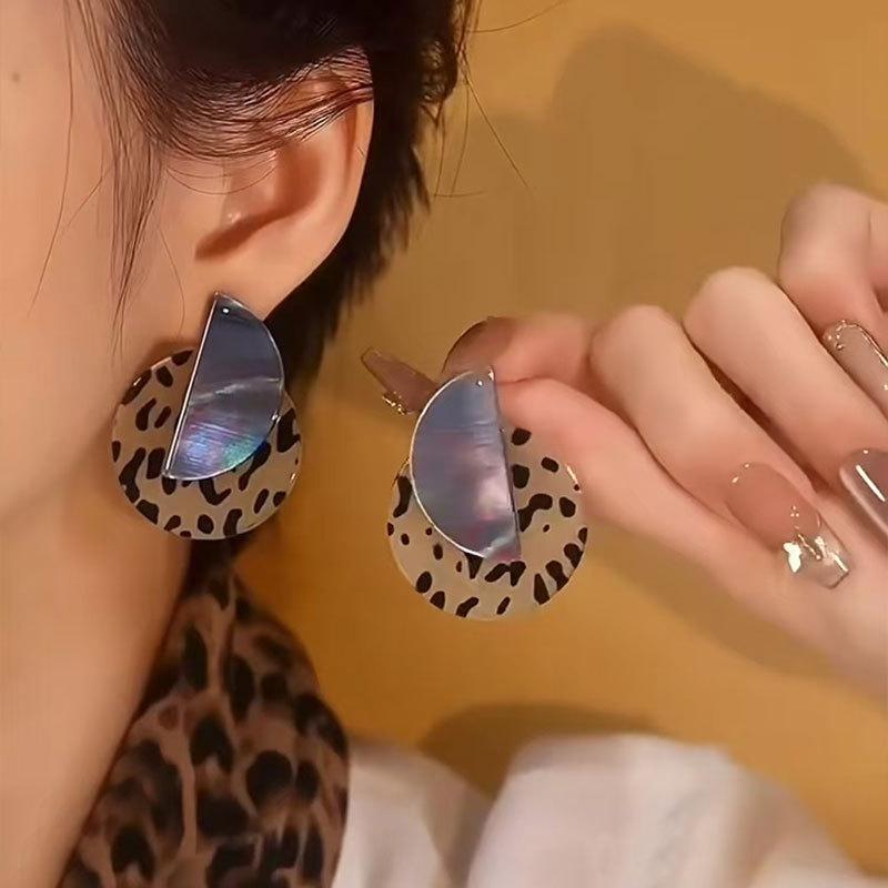 

Геометрические серьги с леопардовым принтом, подходящие по цвету, серьги с преувеличенной индивидуальностью