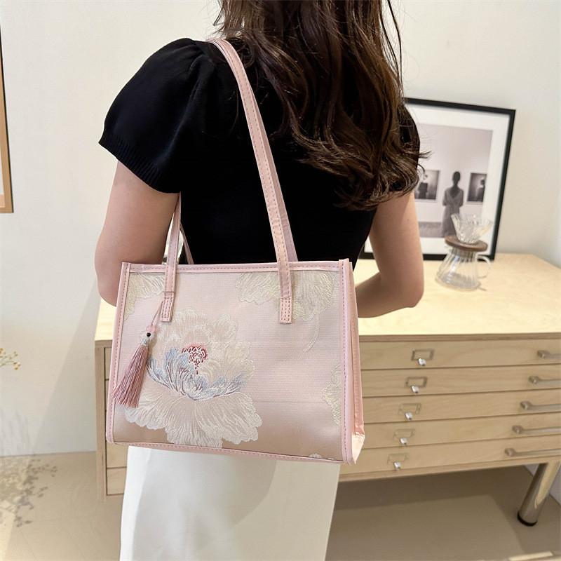 Fashionable Trendy Embroidered Bag 2024 New Commuter Large Capacity Underarm Shoulder Bag
