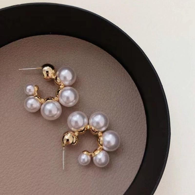Fashion light luxury simple earrings women's silver light luxury high-end small earrings niche design trendy cool earrings