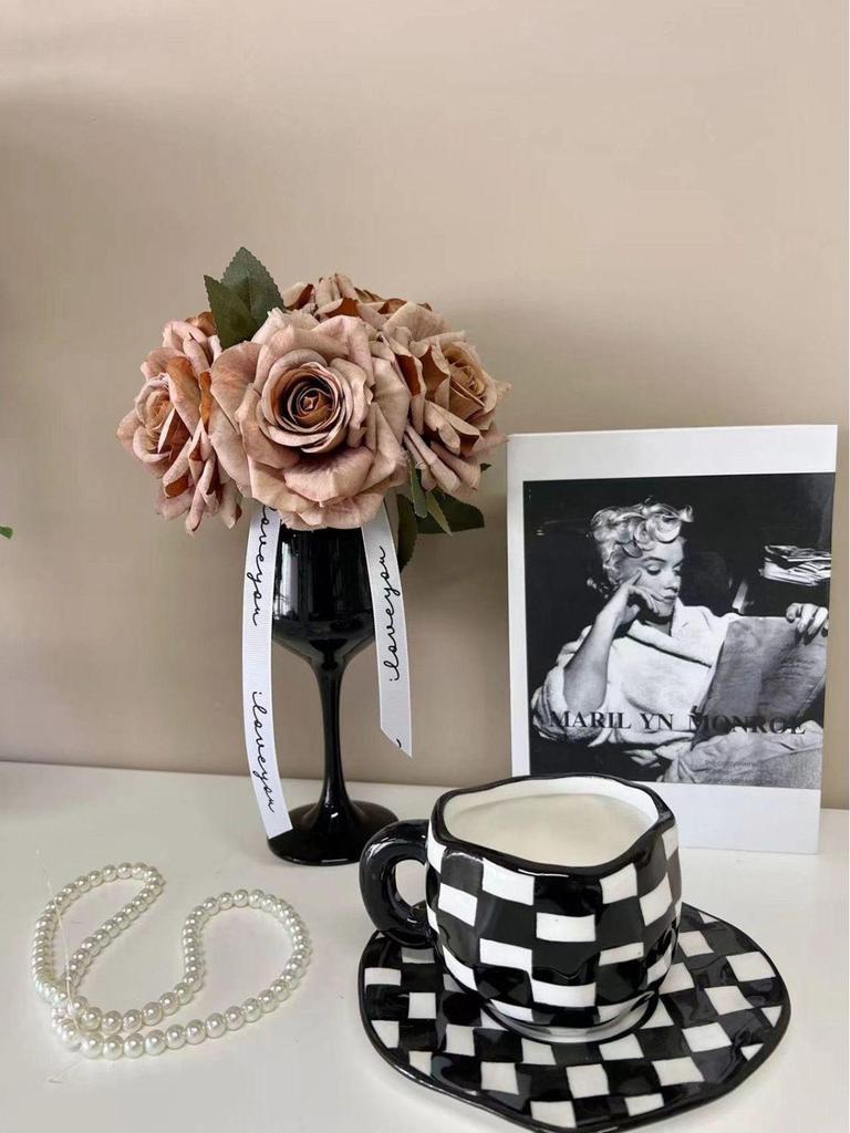 Ścianka z sztucznych kwiatów 'Cappuccino Rose' dla Influencerów, na Wesela i do Wystroju Domu
