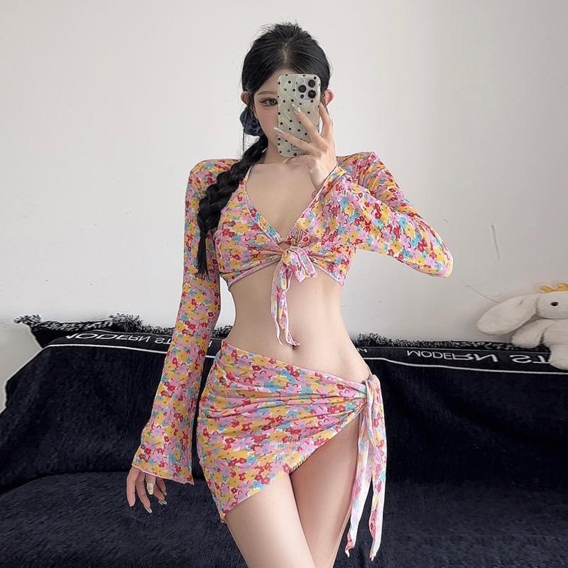 

Эксклюзивный набор бикини из четырех частей: Сексуальный открывающий живот дизайн на трех точках с длинными рукавами для защиты от солнца во время пляжного отдыха. Medium