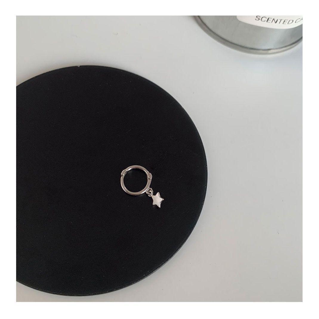 

Шикарные серьги в виде пятиконечной звезды — простые и универсальные; Серьги-крестики - модные и элитные.