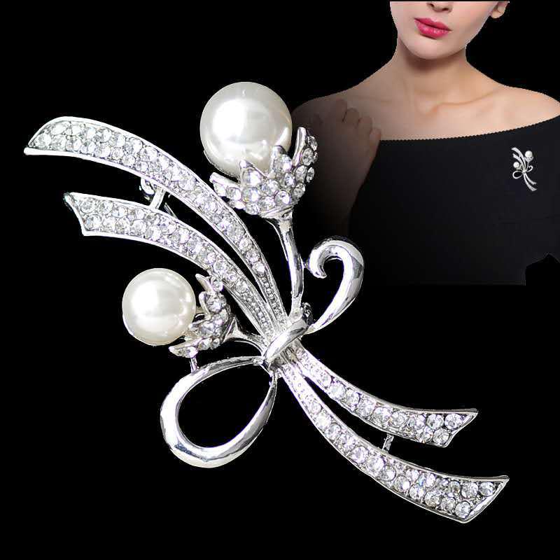 Elegant Women's Pearl & Rhinestone Cartoon Brooch Scarf Buckle with Diamond-Studded Alloy Corsage