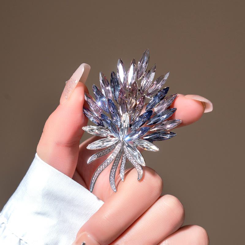 Elegante Kristall-Schmetterlingsbrosche - Funkelnde Damenmode-Anstecknadel für leichten Luxus-Anzug