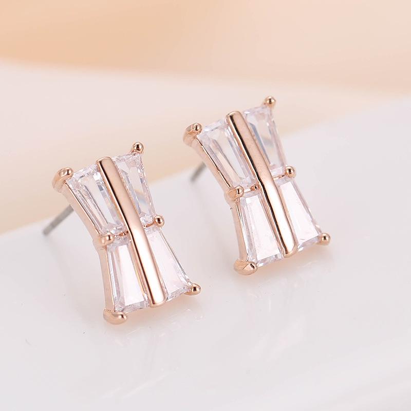 Geometric Transparent Crystal Inlaid Earrings: Trendy Temperament Women s Studs for a Creative and Unique Style. розового золота
