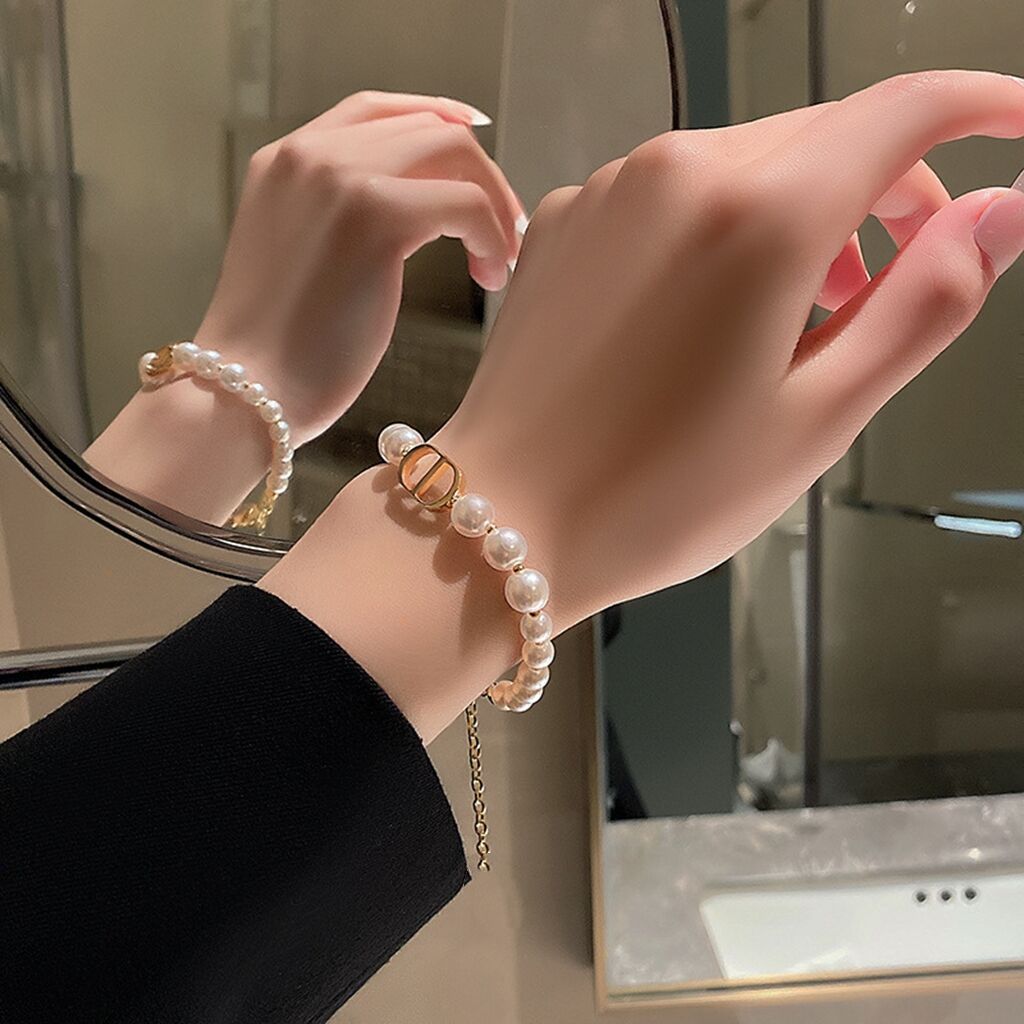 Pearl necklace women s light luxury niche retro temperament bead collarbone chain in cold wind neck chain sweater chain