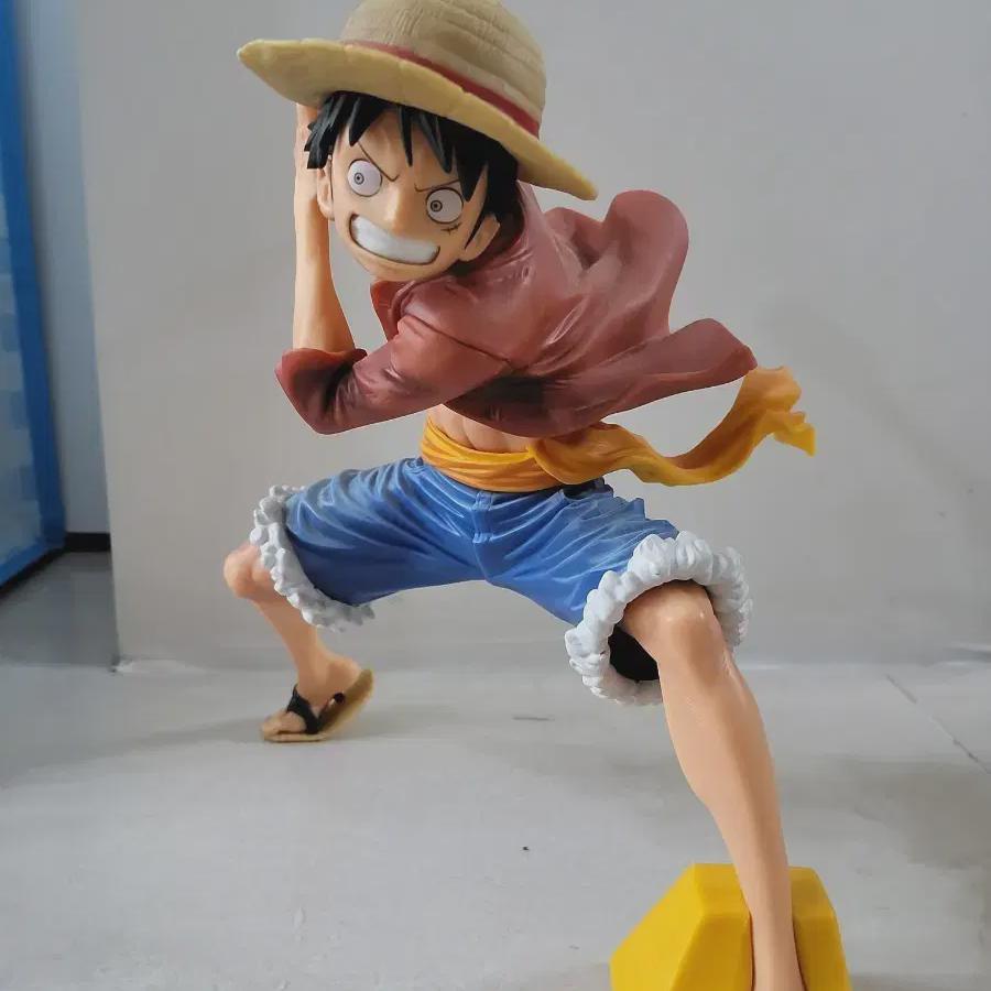 

Цельная фигурка Луффи