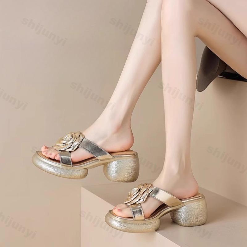Fashion Thick Sole Height Increasing Cool Slippers for Women's 2025 Summer New Versatile Outdoor Beach Shoes Fashion Rose Design Sandals