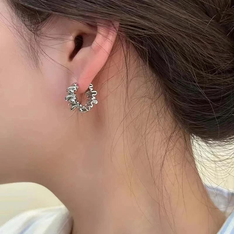 Vintage Metal Irregular Wavy Pleated Hoop Earrings For Women 2024 New Trendy Design Geometric Temperament Earrings Jewelry