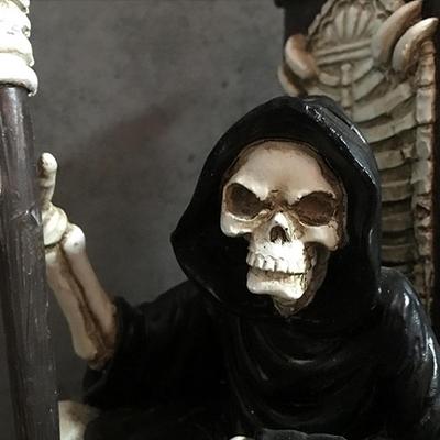 Böser Schädel Sensenmann Auf Knochenthron Statue Skulptur Figur Skelett Gestapelte Schädel Für Halloween Dekoration Schädel Sammlung