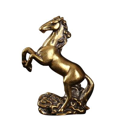 Messing-Pferdefigur schreitet auf glückverheißenden Wolken voran, Schritt für Schritt vorwärtsgehend und Erfolg erzielend.. Messingfigur
