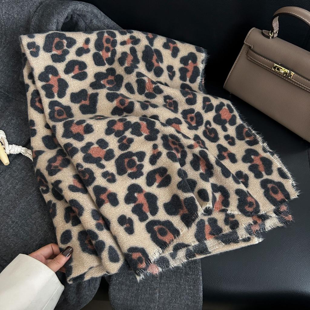 Fashion high-end leopard print scarf autumn and winter women's modern personality wild beauty temperament imitation cashmere warm shawl