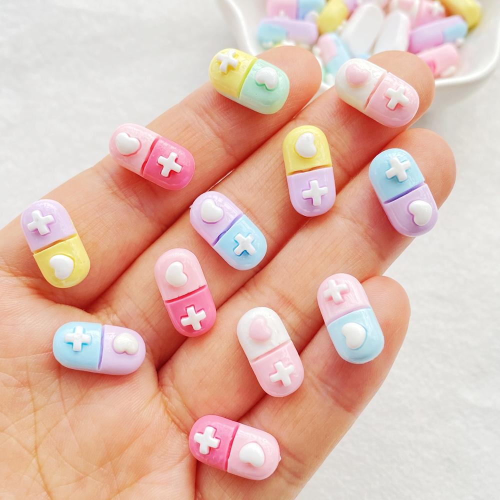 30 st Söta Mini Tecknade Färgstarka Piller Nageldekor Resin Designertillbehör DIY Hantverk För Naglar 3D Dekorationer Smycken