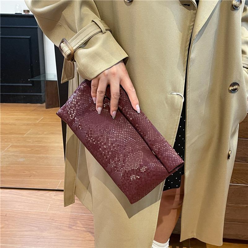 Personalized small square bag women's bag autumn new snake pattern light luxury clutch bag commuter versatile banquet bag