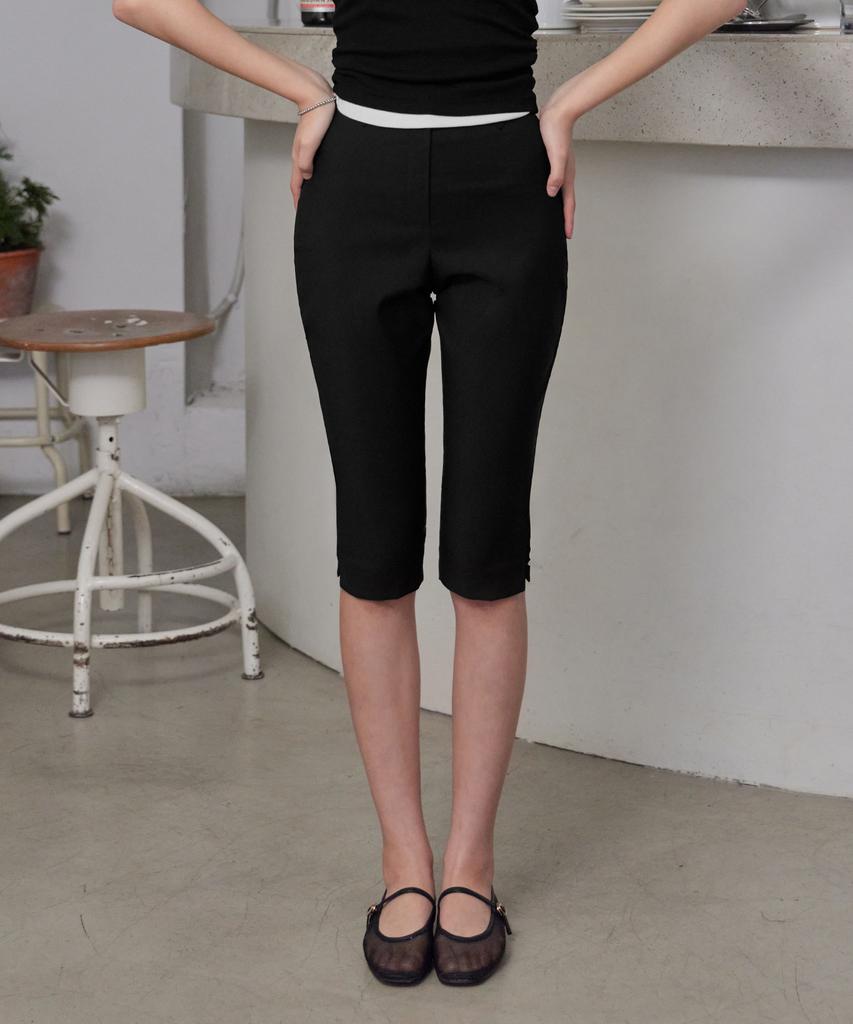 Leondeondada Slit Rivet Capri Pants, Black
