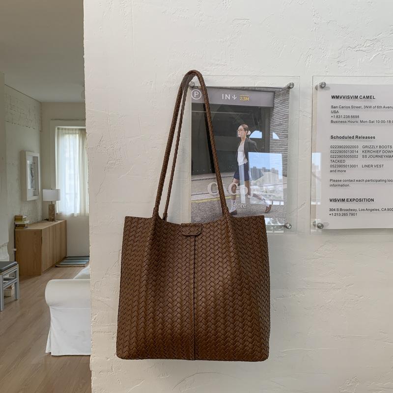 Simple and Large-capacity Woven Shoulder Bag Women's 2025 Autumn and Winter Niche Soft Leather Versatile Commuter Underarm Mother Bag