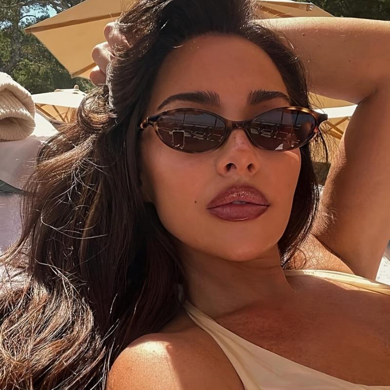 Stylish Unisex Oval Fashion Glasses - Small Frame Fashionable and Versatile Accessory for Everyday Style