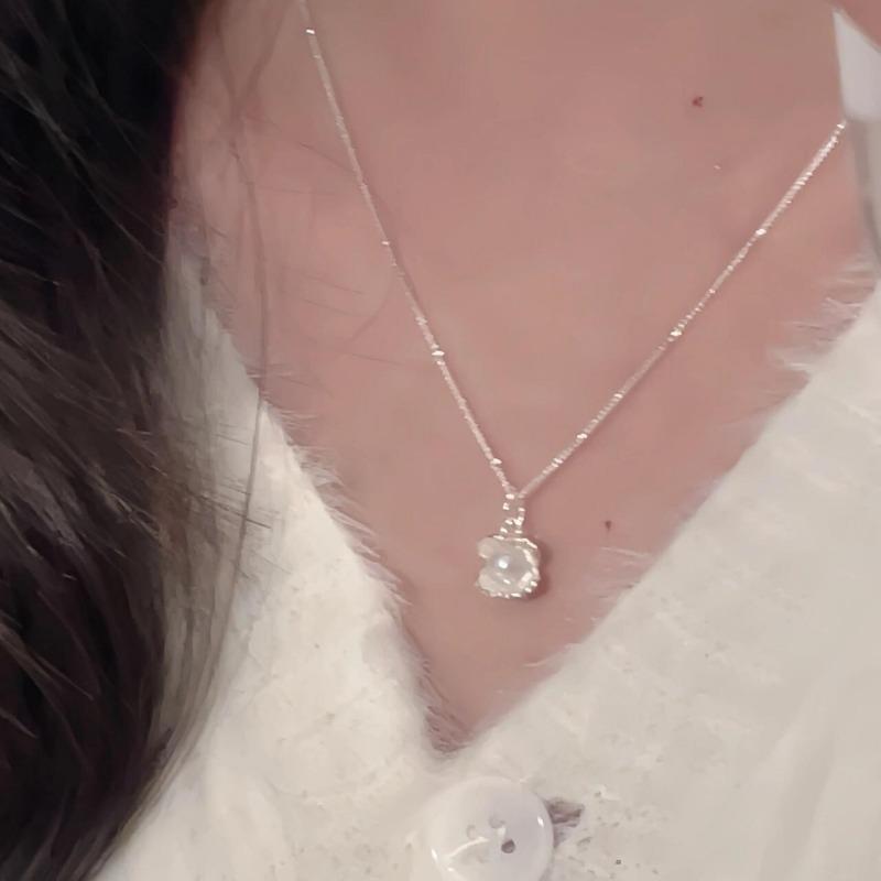 Designer Fashion Design Shell Pearl Necklace for women Light Luxury Stylish Pendant Wedding Popular silver