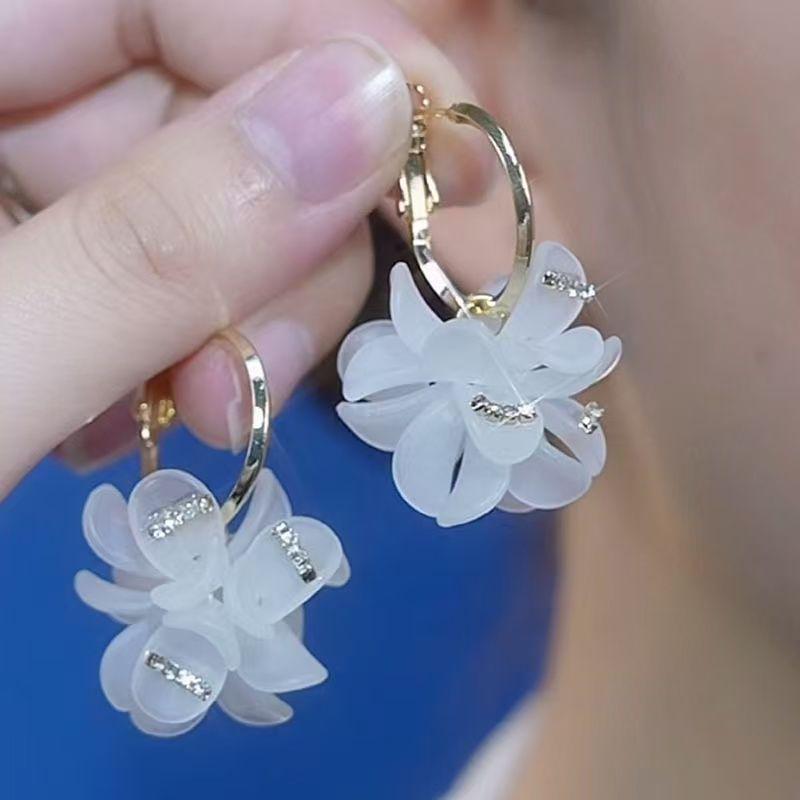 

Korean Fashion Petal Ear Cuffs: Elegant, Versatile Fairy-Style Earrings белый
