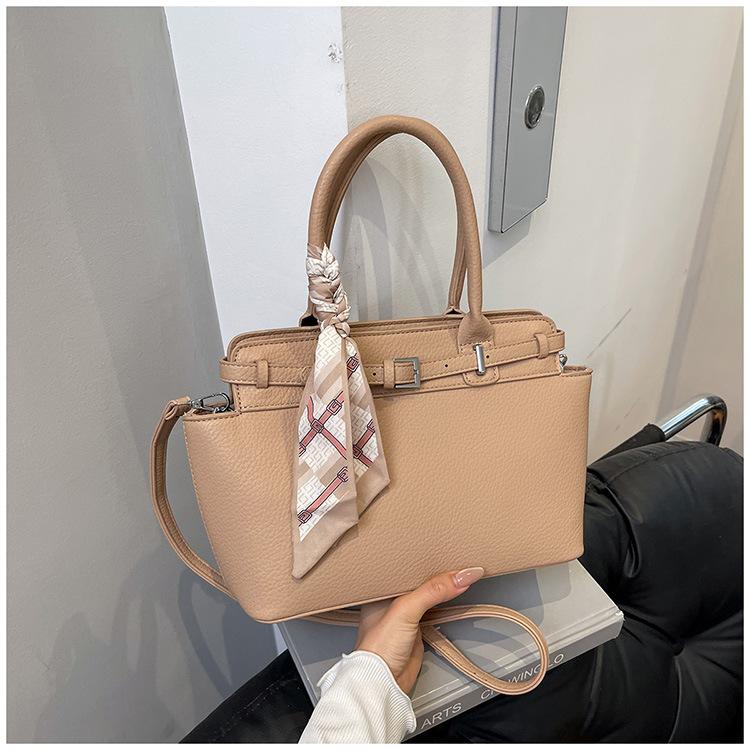 

Сумка-тоут в иностранном стиле 2025 новая модная простая повседневная однотонная большой вместимости трендовая портативная сумка-мессенджер хаки