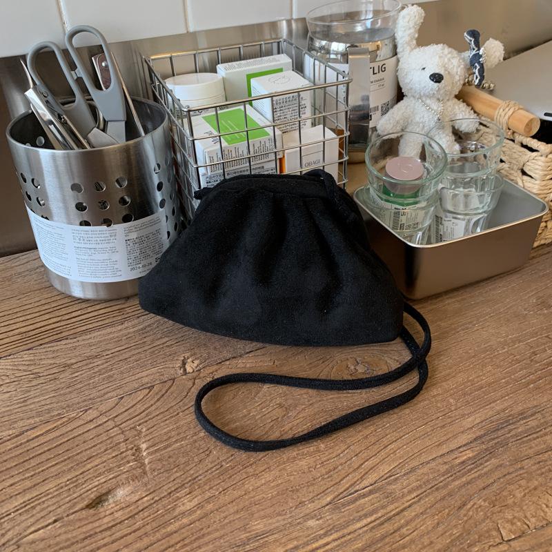 

Retro pleated small bag women s new fashion matte mini dumpling bag autumn and winter texture messenger bag чёрный