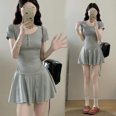 Sommer graues schlankes Kurzarm-Minikleid+Shorts Damen tailliert plissiert elastisch A-Linien kurzer Rock junges Mädchen Kleider