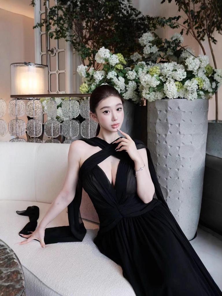 Elegant 2025 French Hepburn-Style Black Backless Ribbon Gown