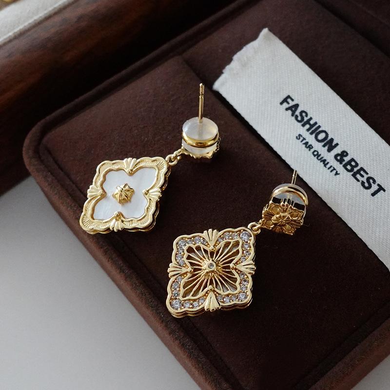 Lucky Four-Leaf Clover Stud Earrings Court Style Medieval Vintage Earrings Women'S Fashion Light Luxury High Sense Retro Earrings