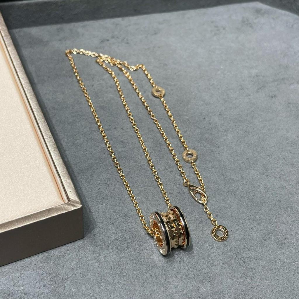 Collana Baojia V Gold di Alta Gamma in Oro Rosa 18k e Smalto con Bordo Nero, Rivetto in Ceramica, Molla per Uomo e Donna