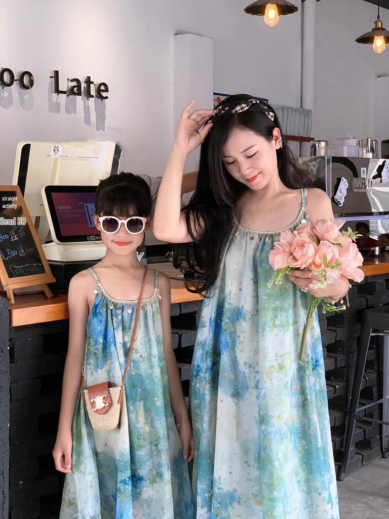 Summer Tie-Dye Mother-Daughter Seaside Vacation Dress: Loose-Fit, Slimming, Sweet French Style with Suspenders.