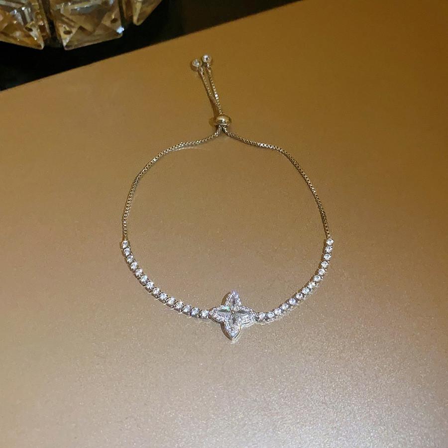 French Zircon Flower Pendant Bracelet With Diamond Setting For Womens Fashion Accessory