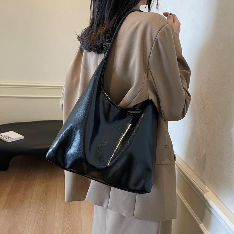 

New casual soft leather big bag texture commuting simple shoulder armpit bag going out versatile tote women s bag 34*11*33 чёрный