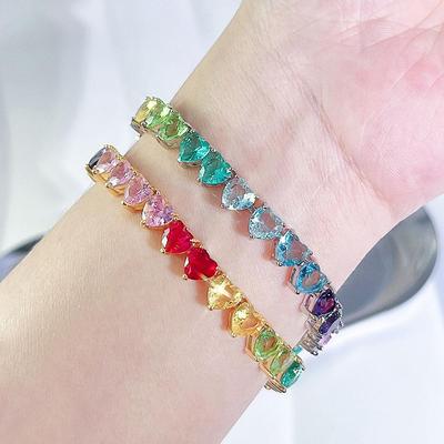 WWJ Moderner Stil durchscheinendes Regenbogenfarben-Tennisarmband in Herzform mit CZ-Zirkonia für Damen, Party-Schmuckzubehör