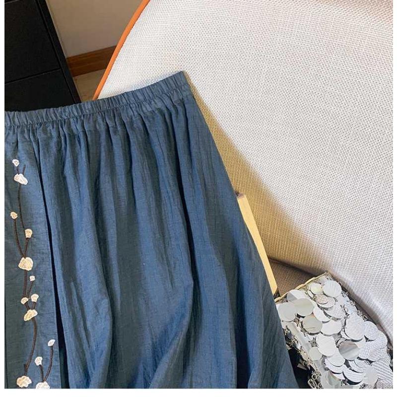 A Stylish and Retro Mid-length Embroidered Skirt with A Flexible Waist and A Double-layered Flowing Skirt