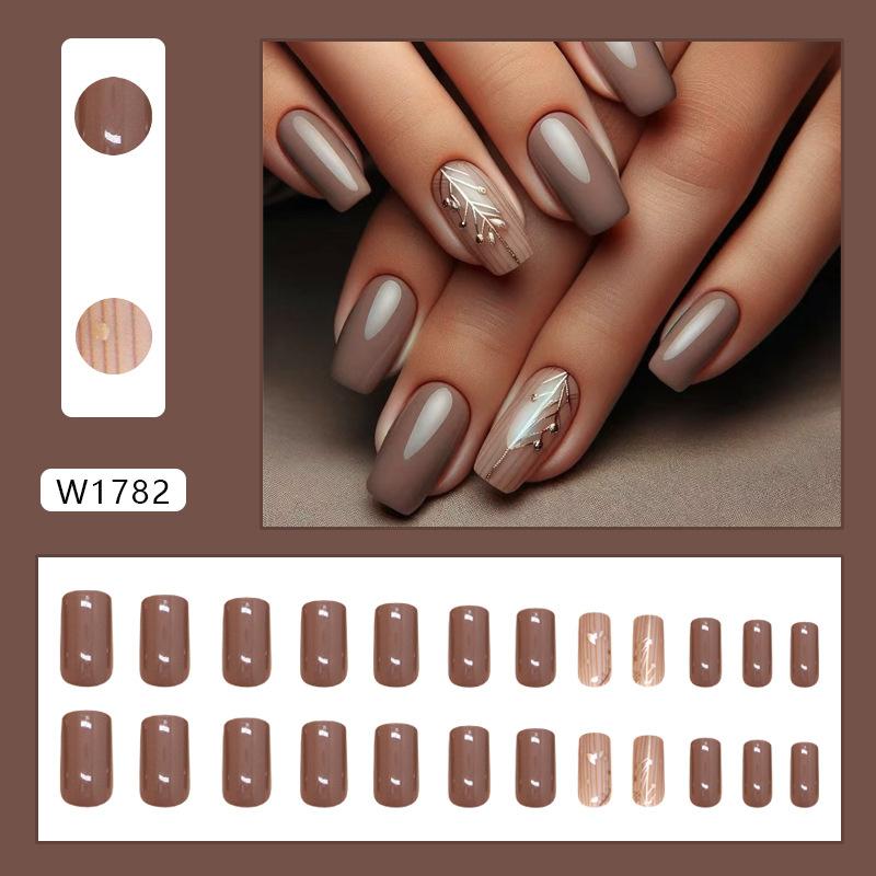 

Средняя и длинная квадратная форма ногтей, осенне-зимний стиль Maillard, белый и универсальный темперамент, нежный коричневый, с использованием накладных ногтей