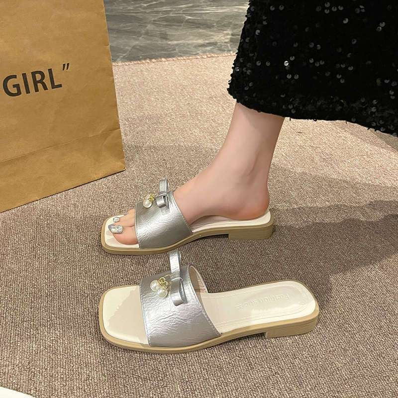 Beautiful Beach One-word Drag with Skirt, New French Pearl Bow Cool Slippers for Women In Summer 2025