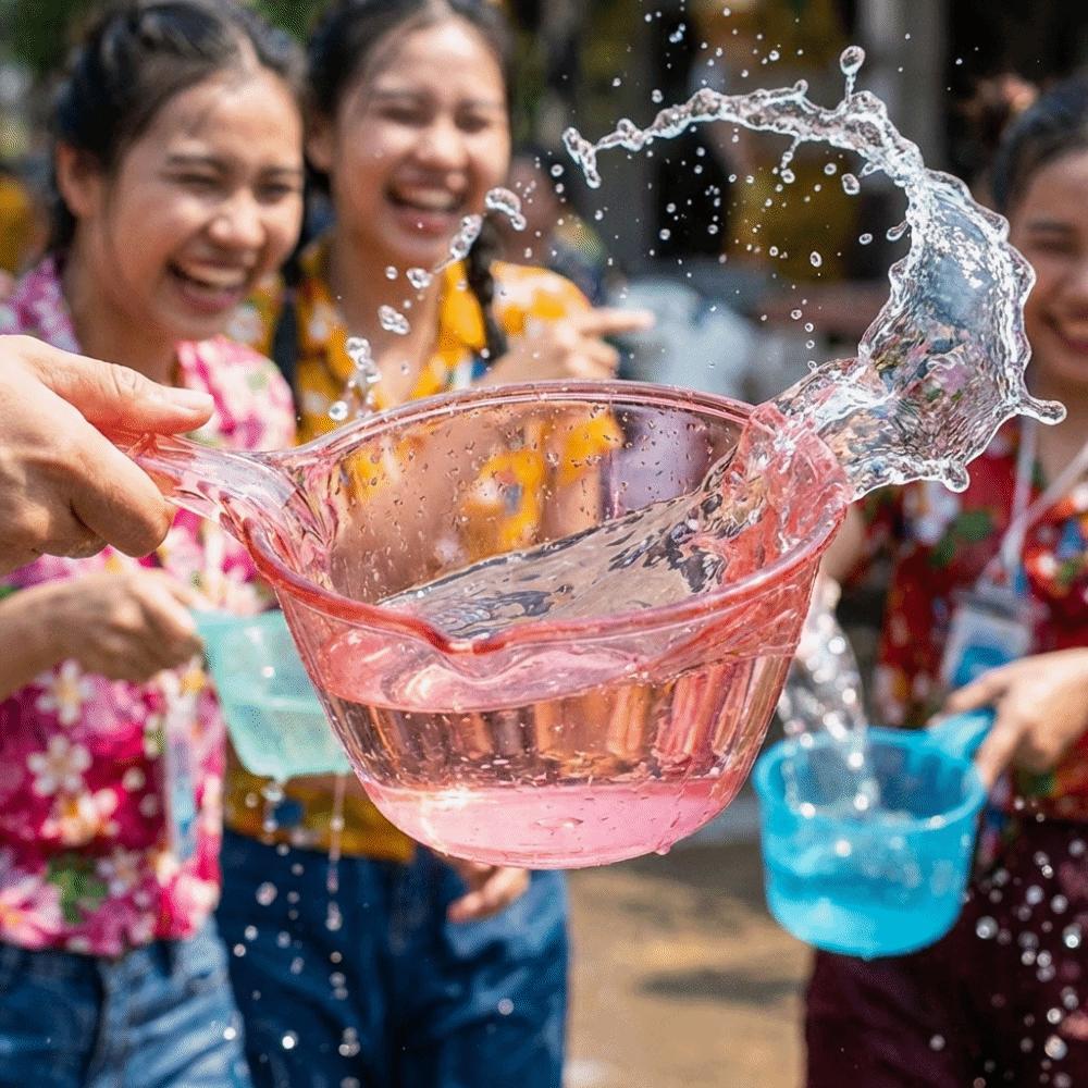 Transparent Water Ladle Plastic Water Dipper Practical Bath Water Spoon  Water Splashing Festival