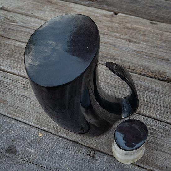 Conjunto de 2 copos de chifre bovino autênticos e funcionais da Shape by Nature com copo de shot e acabamento natural