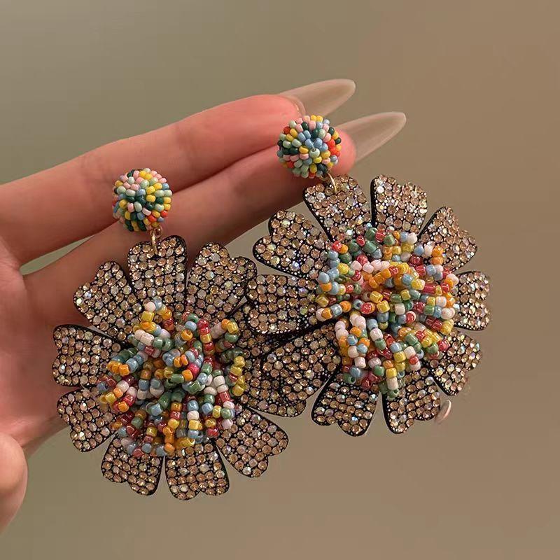 

Красочные серьги-цветы из бисера разноцветный